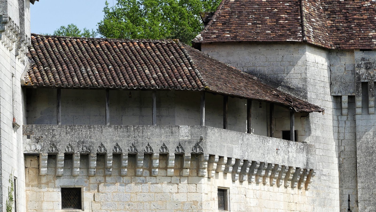 Le chemin de ronde et ses mâchicoulis, l'un des passages du parcours de visite