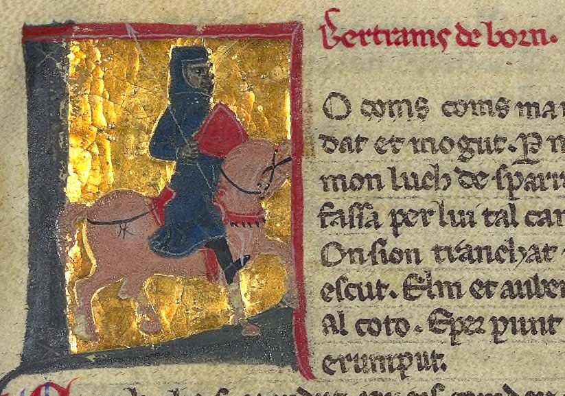 Enluminure d'un manuscrit médiéval : dans une lettrine à fond d'or, un chevalier en cotte bleue, lance à la main, monte un cheval clair. À droite, le début du poème en occitan, précédé du nom « Bertrams de born » écrit en rouge.