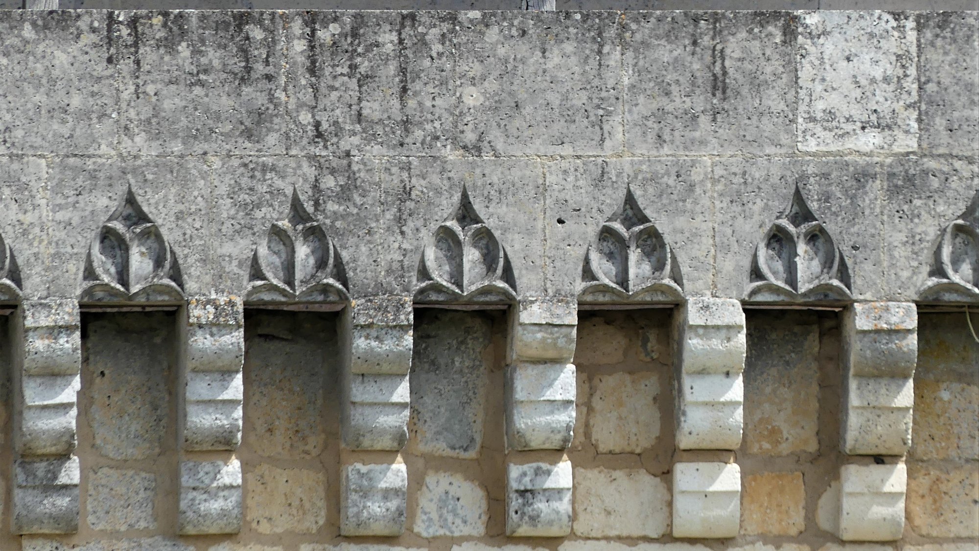 Détail des corbeaux sculptés soutenant le chemin de ronde