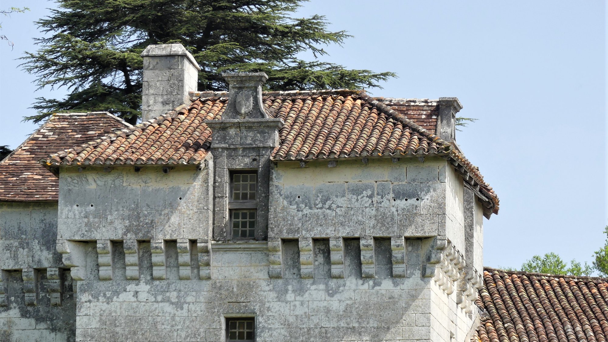 La tour ouest du château, son bandeau de corbeaux moulurés et sa lucarne