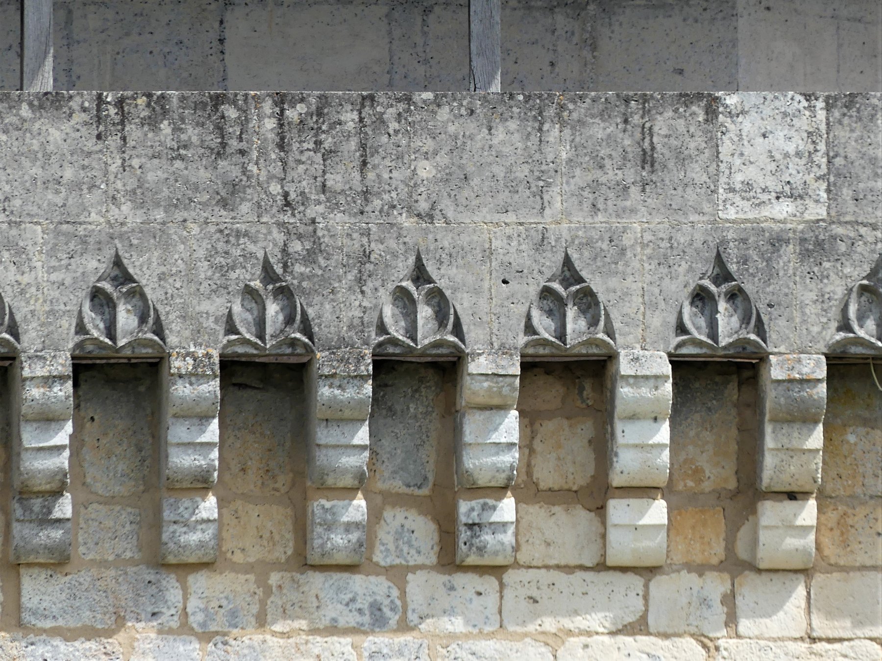 Les corbeaux sculptés qui soutiennent le chemin de ronde