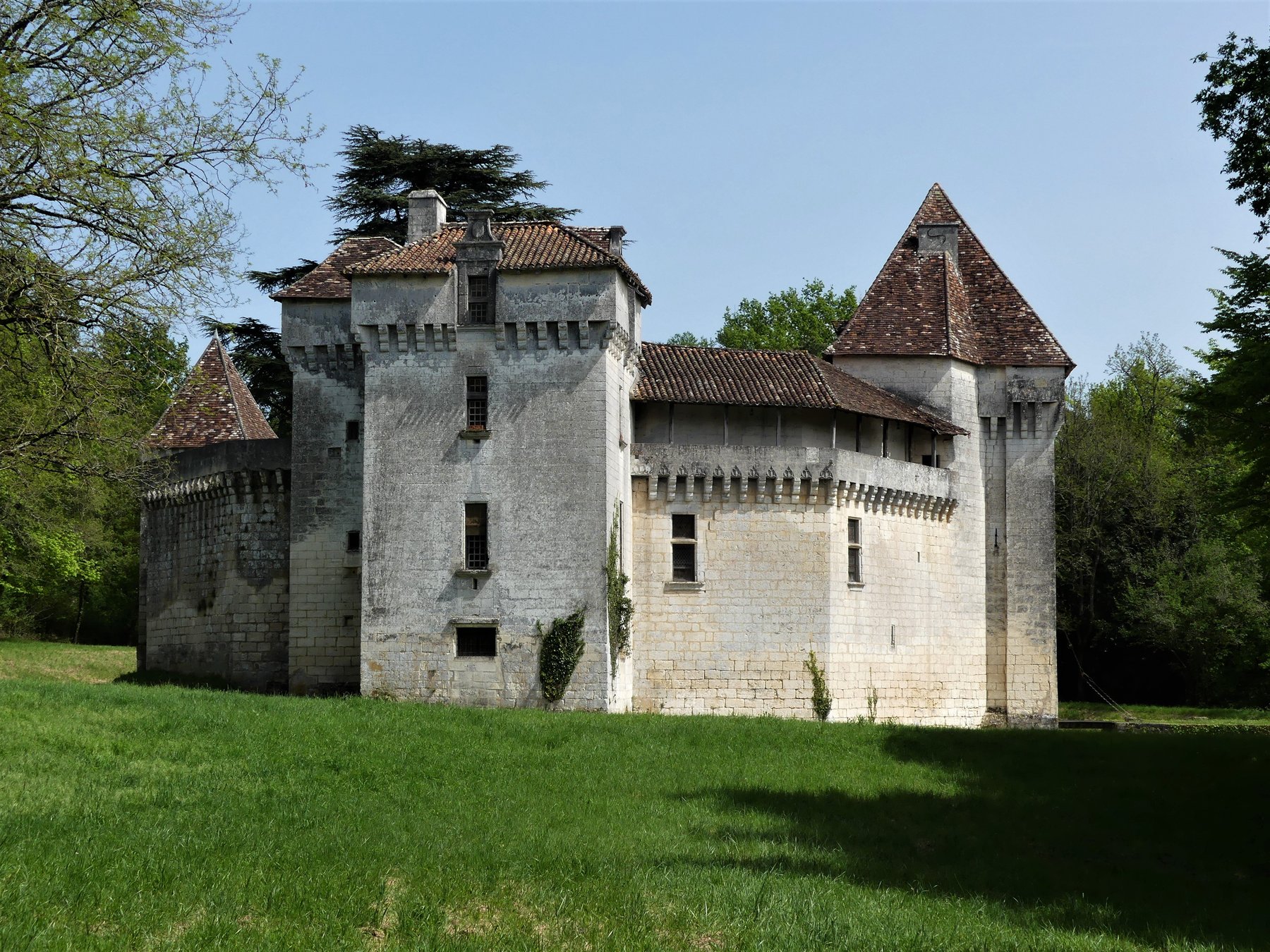 Le château de Caussade vu depuis la prairie